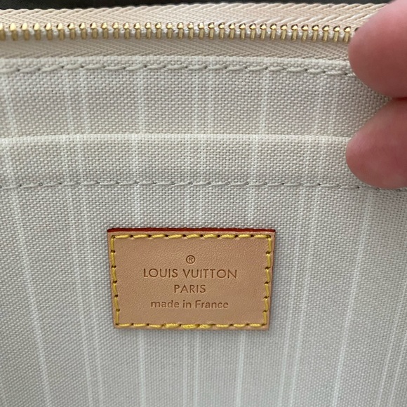 $4️⃣1️⃣0️⃣0️⃣ Limited Edition Multi Pochette Accessoires By the Pool - Picture 3 of 10